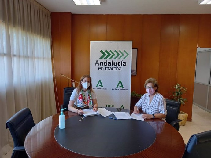 La delegada de Fomento, Infraestructuras y Ordenación del Territorio, Cristina Casanueva (izda.), y la alcaldesa de Almodóvar del Río, Sierra Luque, durante la firma.