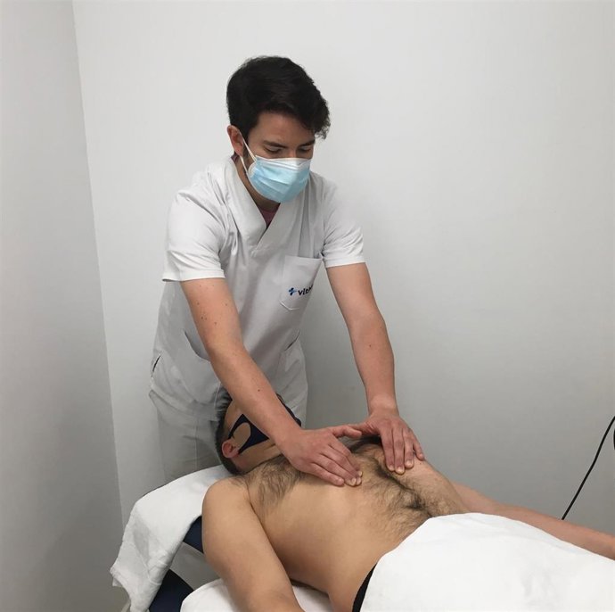 El Equipo De Fisioterapeutas Del Servicio De Rehabilitación Del Hospital Vithas Madrid Arturo Soria Lleva A Cabo Una Terapia De Rehabilitación Respiratoria Para Tratar Las Secuelas De La Covid-19.