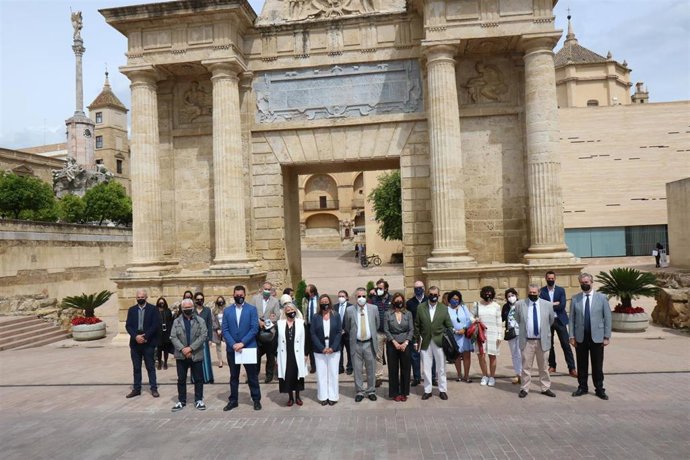 Autoridades y representantes del sector en la presentación del 'estand' propio del Ayuntamiento de Córdoba en Fitur, en una imagen de archivo.