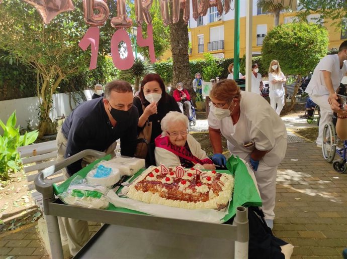 104 Cumpleaños De Dolores Núñez Luque, La Residente Más Longeva De La Residencia Matía Calvo.
