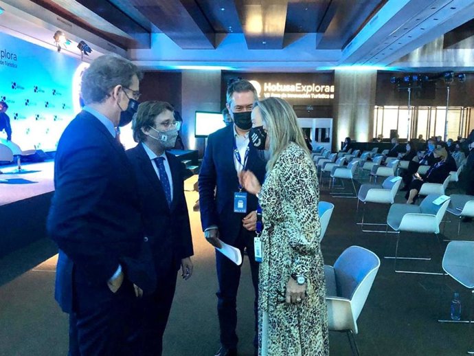 Isabel Albás con Alberto Núñez Feijóo, José Luis Martínez-Almeida y Juan Espadas.