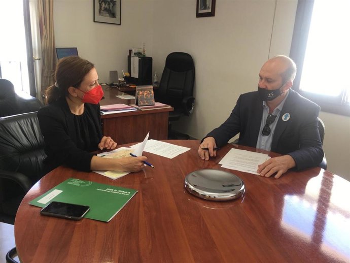 La delegada del Gobierno andaluz en Málaga, Patricia Navarro, durante una visita institucional al Ayuntamiento del municipio malagueño de Alozaina donde se ha reunido con su alcalde, Antonio Pérez Rueda