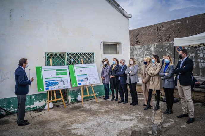 Archivo - Autoridades conocen el proyecto para el nuevo edificio multiusos del Puerto de Roquetas de Mar (Almería)
