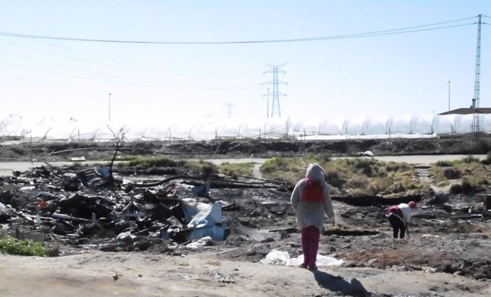 Asentamiento incendiado en Palos de la Frontera.