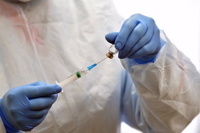 Archivo - 15 April 2021, Ukraine, Kiev: A healthcare worker draws a dose of the CoronaVac vaccine from a vial during the vaccination campaign against the coronavirus disease of the participants of the 2020 Summer Olympics. Photo: -/Ukrinform/dpa