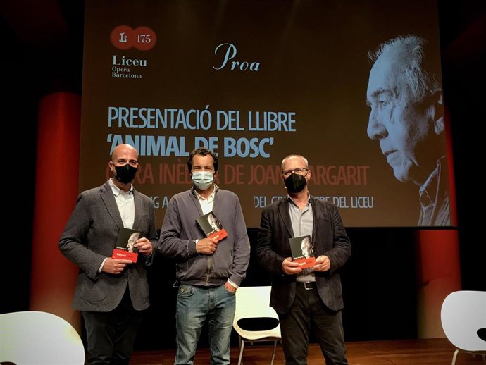 El director artístico del Gran Teatre del Liceu, Víctor García de Gomar, junto al crítico literario Jordi Grcia y el editor de Proa, Josep Lluch, en la presentación del poemario póstumo de Joan Margarit, 'Animal de bosc'