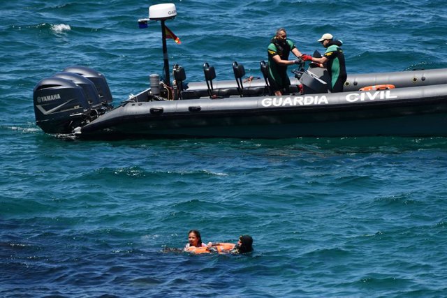 El Grupo Especial de Actividades Subacuáticas (GEAS) de la Guardia Civil rescata a una niña que ha llegado a la playa del Benzú, en Ceuta