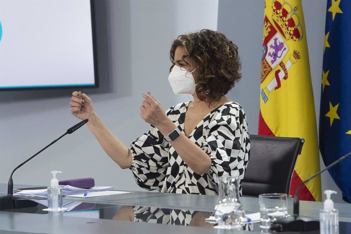La ministra portavoz y ministra de Hacienda, María Jesús Montero, en una rueda de prensa tras la conclusión del Consejo de Ministros, a 18 de mayo de 2021, en Madrid (España). El Consejo de Ministros ha evaluado hoy, entre otros asuntos, los sucesos de 