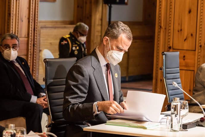 El Rey de España Felipe VI durante la reunión plenaria de la XXVII Cumbre Iberoamericana de Jefes de Estado y de Gobierno en el Hotel Sport Village a 21 de abril de 2021, en Andorra la Vella (Andorra). La Cumbre Iberoamericana ha sido convocada bajo el 