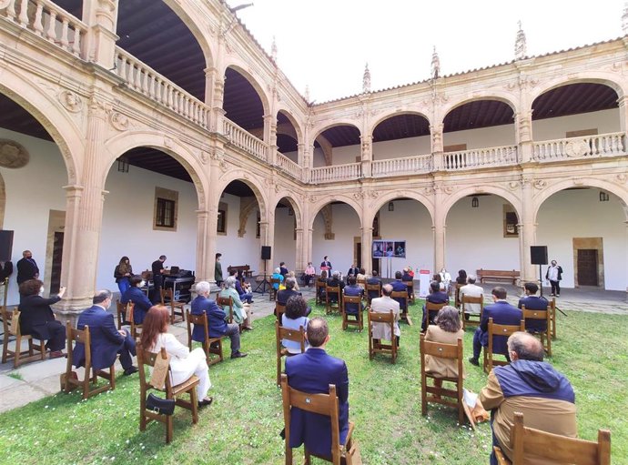 Acto de entrega de la Medalla de la Universidad de Salamanca a los profesionales sanitarios.