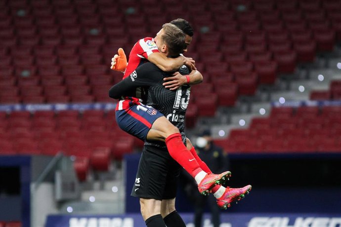 Jan Oblak abraza a Renan Lodi tras el Atlético de Madrid-Real Sociedad