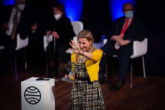 Archivo - La escritora Eva García Sáenz de Urturi sostiene su premio tras ser galardonada con el Premio Planeta 2020 por su novela 'Aquitania'. 