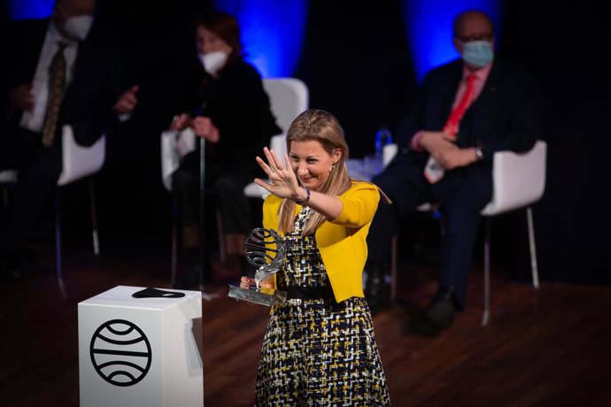 Archivo - La escritora Eva García Sáenz de Urturi sostiene su premio tras ser galardonada con el Premio Planeta 2020 por su novela 'Aquitania'. 