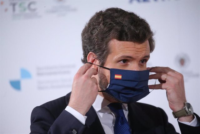 El líder del PP, Pablo Casado, se coloca la mascarilla en la segunda jornada del IV Congreso Iberoamericano, a 18 de mayo de 2021, en el CaixaForum, Madrid, (España).