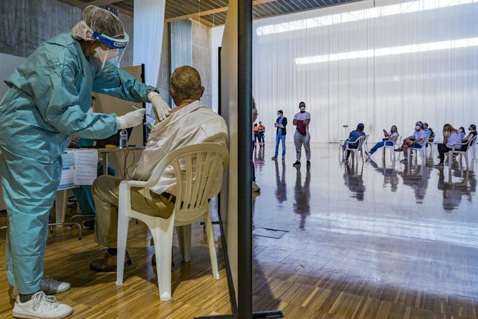 Archivo - 31 March 2021, Spain, Santander: A health worker administers the AstraZeneca vaccine to a patient during the COVID-19 vaccination campaign. Photo: Celestino Arce Lavin/ZUMA Wire/dpa