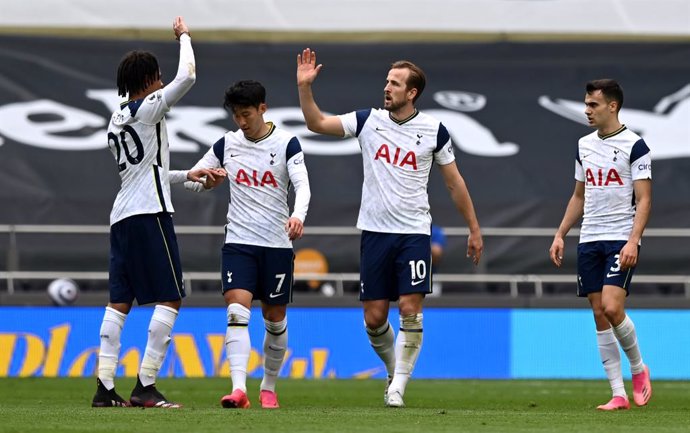 16 May 2021, United Kingdom, London: Tottenham Hotspur's Harry Kane (2nd R) celebrates scoring their side's first goal with team mates during the English Premier League soccer match between Tottenham Hotspur and Wolverhampton Wanderers at the Tottenham 