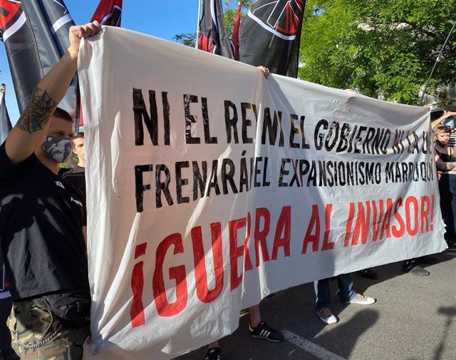Unas 300 personas se concentran este martes frente a la Embajada de Marruecos en España.
