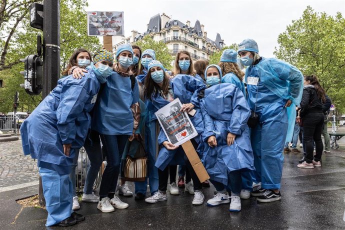 Marcha por la huelga de trabajadores de la salud en París, Francia.