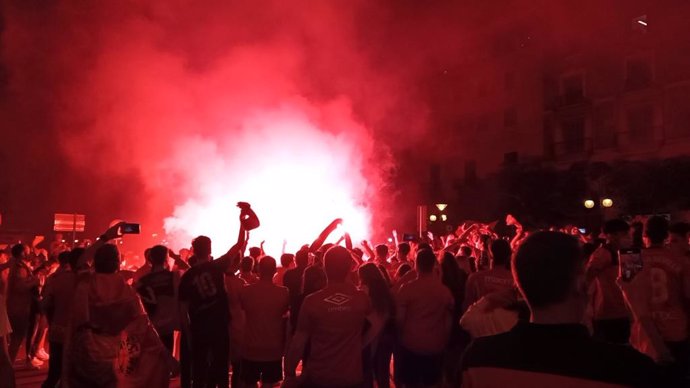 Aficionados mallorquinistas celebran el ascenso del RCD Mallorca a Primera División.