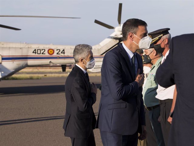 El presidente del Gobierno, Pedro Sánchez (3d), y el ministro del Interior, Fernando Grande-Marlaska (i), a su llegada al Aeropuerto de Melilla, a 18 de mayo de 2021, en Melilla (España). 