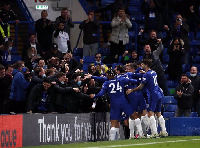 18 May 2021, United Kingdom, London: Chelsea fans celebrate with the players prior to Tim Werner's goal being disallowed during the English Premier League soccer match between Chelsea and Leicester City at Stamford Bridge. Photo: Peter Cziborra/PA Wire/