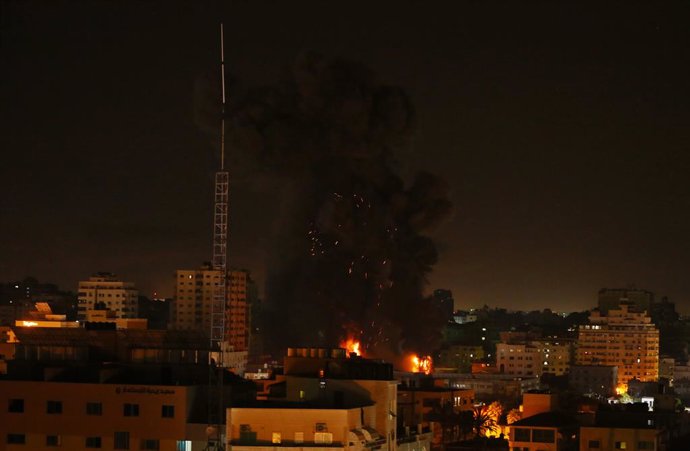 17 May 2021, Palestinian Territories, Gaza City: Fire and smoke rise above buildings following an Israeli air-strike, amid the escalating flare-up of Israeli-Palestinian violence. Photo: Ashraf Amra/APA Images via ZUMA Wire/dpa