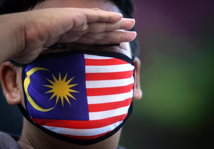Archivo - Bandera de Malasia en una mascarilla