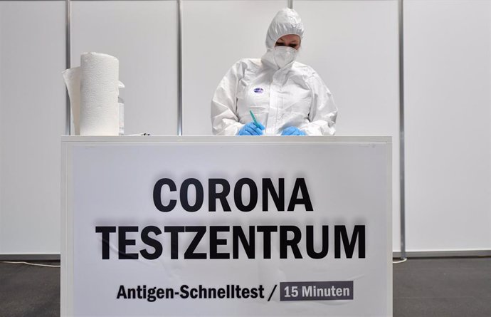 Trabajadora en un centro de pruebas de coronavirus en Alemania