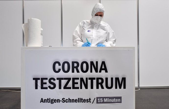 Trabajadora en un centro de pruebas de coronavirus en Alemania