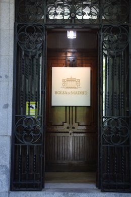 Archivo - Puerta de entrada al edificio de la Bolsa de Madrid, el día en que el Ibex 35 ampliaba sus ganancias al 2,19% en la media sesión de este miércoles, lo que le permitía hacerse con la cota de los 7.100 puntos en una jornada marcada de nuevo por 