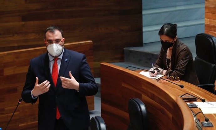 El presidente del Principado, Adrián Barbón, en la Junta General.