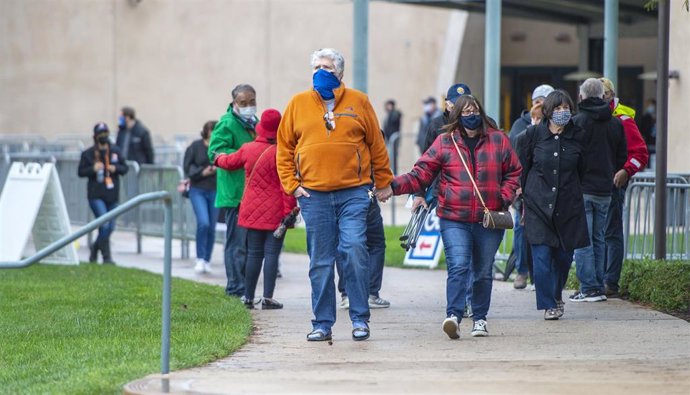 Archivo - Personas frente a un centro de vacunación contra el coronavirus en EEUU