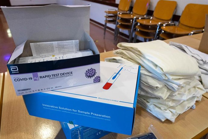 Archivo - Material sanitario para hacer PCR