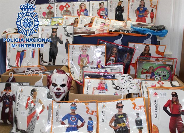 Archivo - Policía requisa más de 10.000 máscaras y disfraces de superhéroes y detiene a un matrimonio chino reincidente