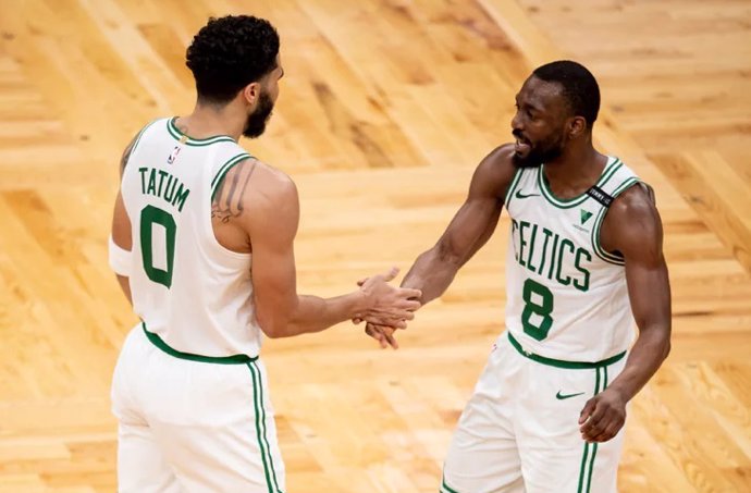 Tatum y Walker celebran la victoria de los Celtics