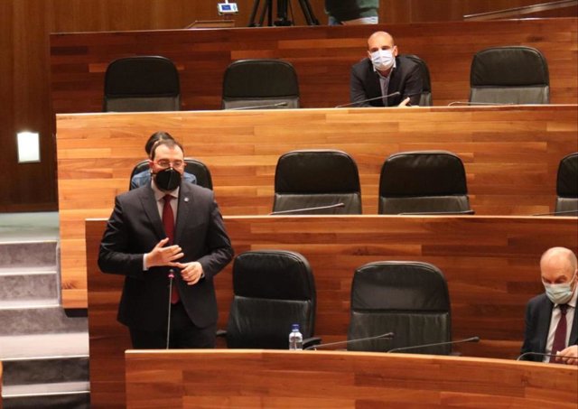 El presidente del Principado, Adrián Barbón, en el pleno de la Junta General.