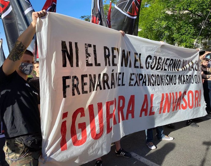 Unas 300 personas se concentran este martes frente a la Embajada de Marruecos en España.
