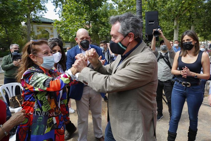 El alcalde de Sevilla, Juan Espadas, a la llegada al acto de presentación de su candidatura para las primarias del PSOE-A a 09 de mayo del 2021 en el Paseo del Salon de Granada. (Foto de archivo).