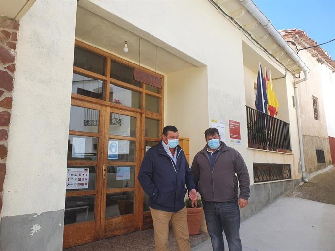 El diputado delegado de Caminos Rurales, José Sancho, con el alcalde de Huesca del Común, Jerónimo Gracia