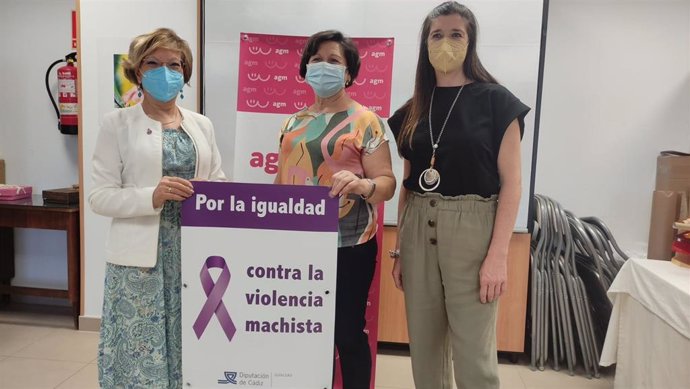 La diputada de Igualdad de la Diputación de Cádiz, Carmen Collado, junto con las responsables de Agamama y Alendoy.