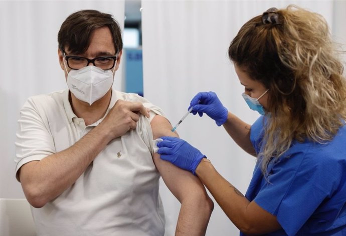 Salvador Illa (PSC) recibe la primera dosis de la vacuna contra el coronavirus.