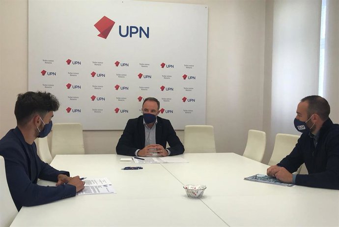 El presidente de UPN, Javier Esparza, con representantes del Sindicato Unificado de Policía (SUP).