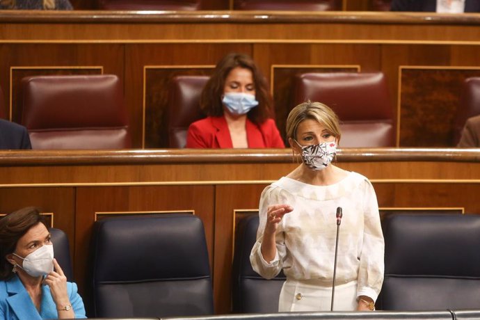 La vicepresidenta tercera y ministra de Trabajo y Economía, Yolanda Díaz, interviene en una sesión de control en el Congreso de los Diputados, a 12 de mayo de 2021, en Madrid, (España). Durante el pleno el Ejecutivo se enfrentará a las preguntas de la o