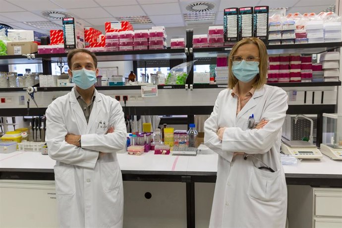 Los doctores Bruno Paiva y María Rodríguez, en las instalaciones del Cima Universidad de Navarra