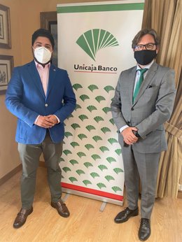 El presidente de AJE  de  Málaga,  Ricardo  Nandwani, y el director de Área de Málaga Centro Oriental de Unicaja Banco, José Antonio Gemar, en la firma del convenio
