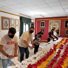 Hermanos de Emigrantes engalan la Casa Hermandad.