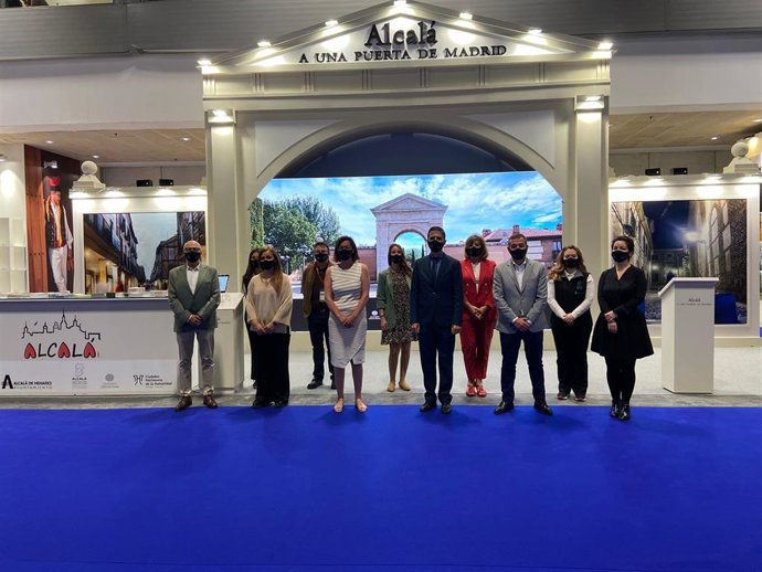El stand de Alcalá de Henares en Fitur 2021 ha abierto ya sus puertas esta mañana tras la inauguración protagonizada por el alcalde de la ciudad, Javier Rodríguez Palacios, y la concejala de Turismo, María Aranguren, y el equipo del área del Turismo