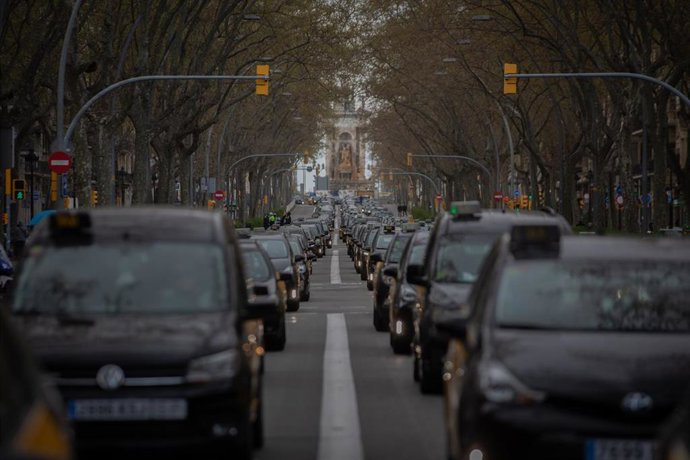 Archivo - Fila de taxistas que participan en una marcha lenta en Barcelona, Catalunya, (España), a 18 de marzo de 2021. 