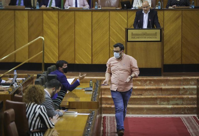 El vicepresidente de la Junta de Andalucía, Juan Marín (i) conversa con el diputado de Adelante Andalucía, Guzmán Ahumada (d), en una foto de archivo en el Parlamento.