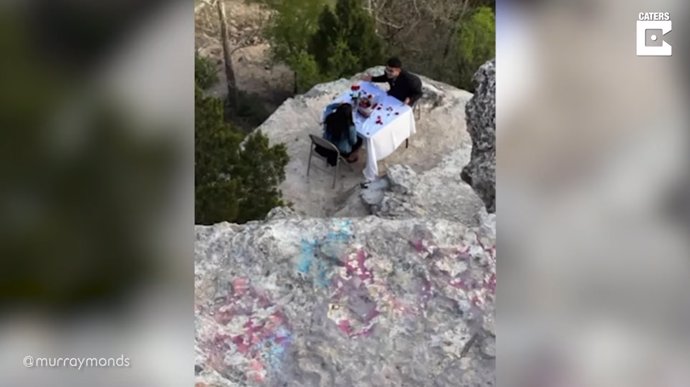 Este hombre organiza una cena romántica junto a un acantilado